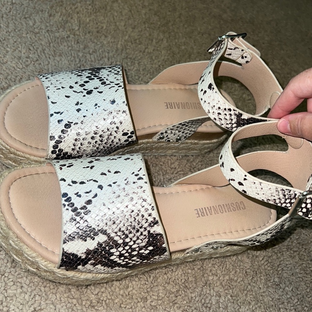 Cushionaire wedge like sandals
